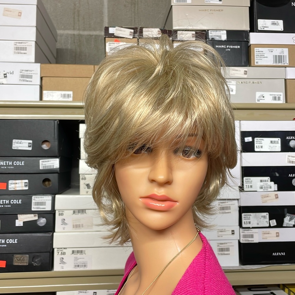NWT 12” puff volume wig champagne blonde beige wig layers pointy bangs rounded